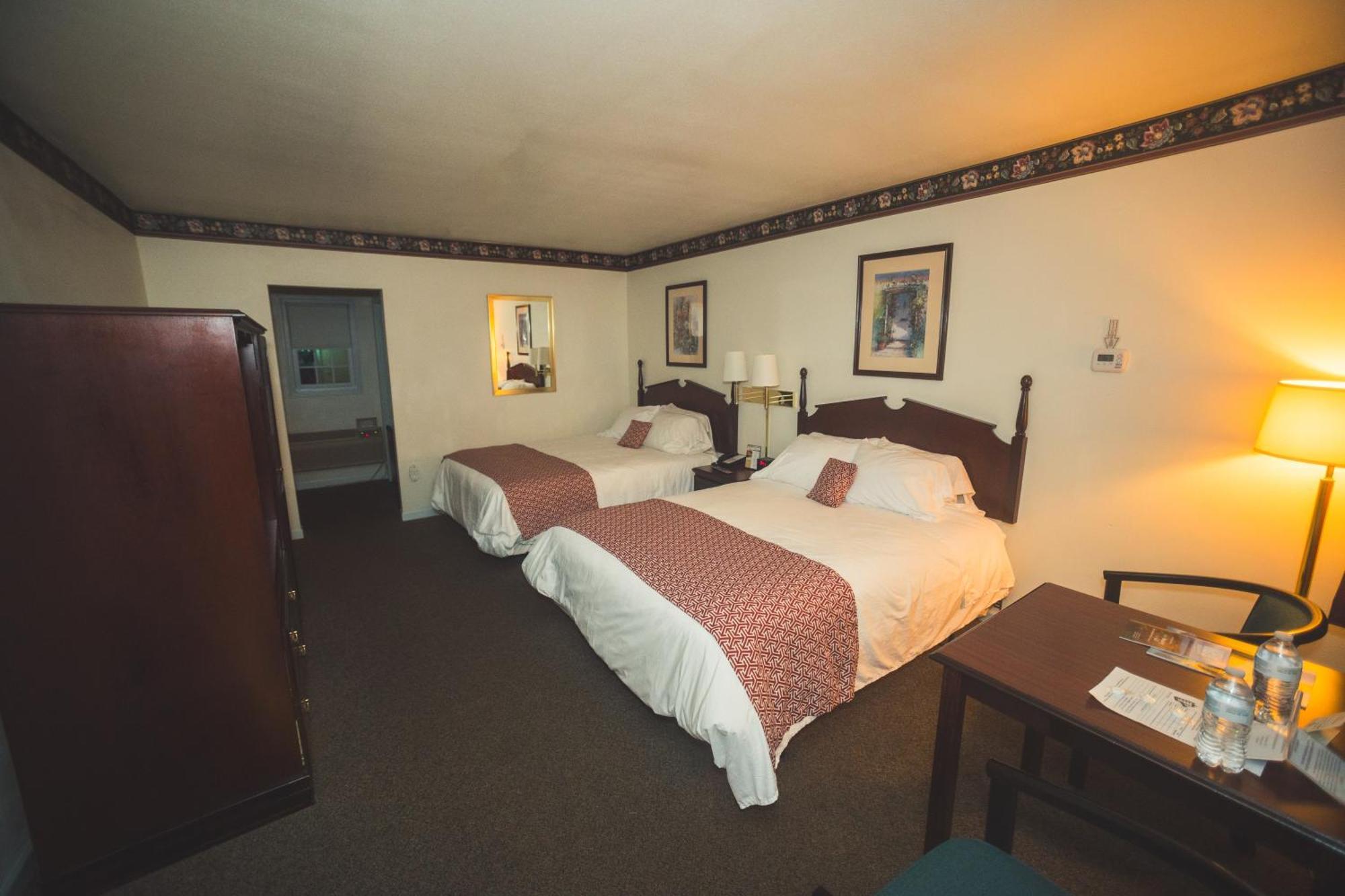 The Chalet Motel Mequon Exteriör bild