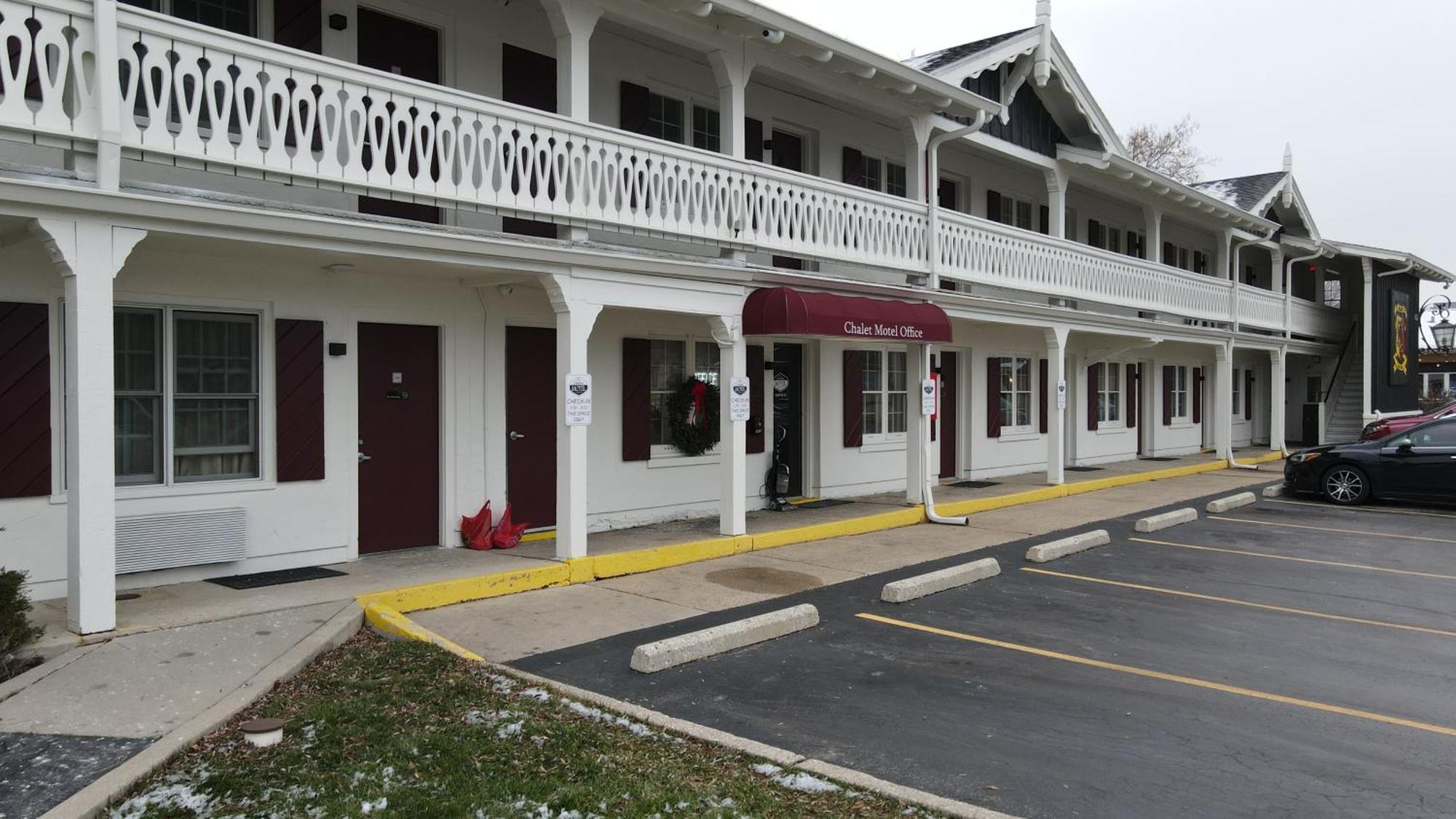 The Chalet Motel Mequon Exteriör bild