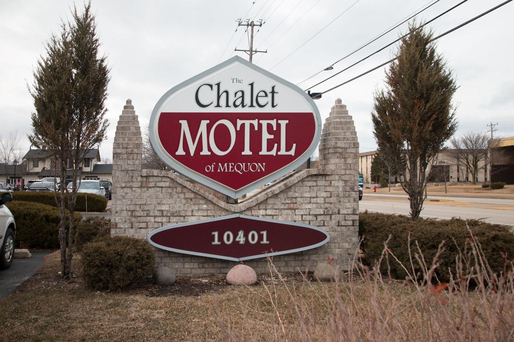 The Chalet Motel Mequon Exteriör bild