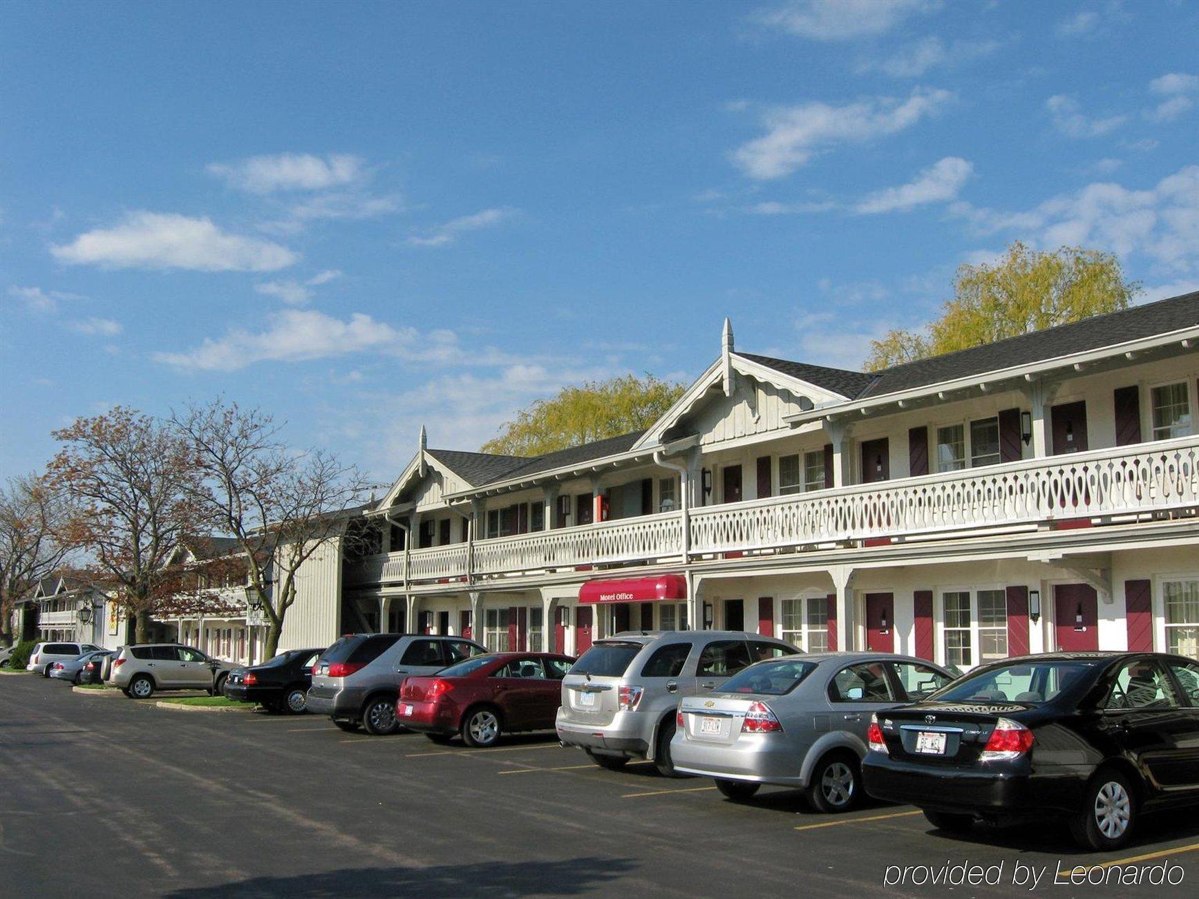 The Chalet Motel Mequon Exteriör bild