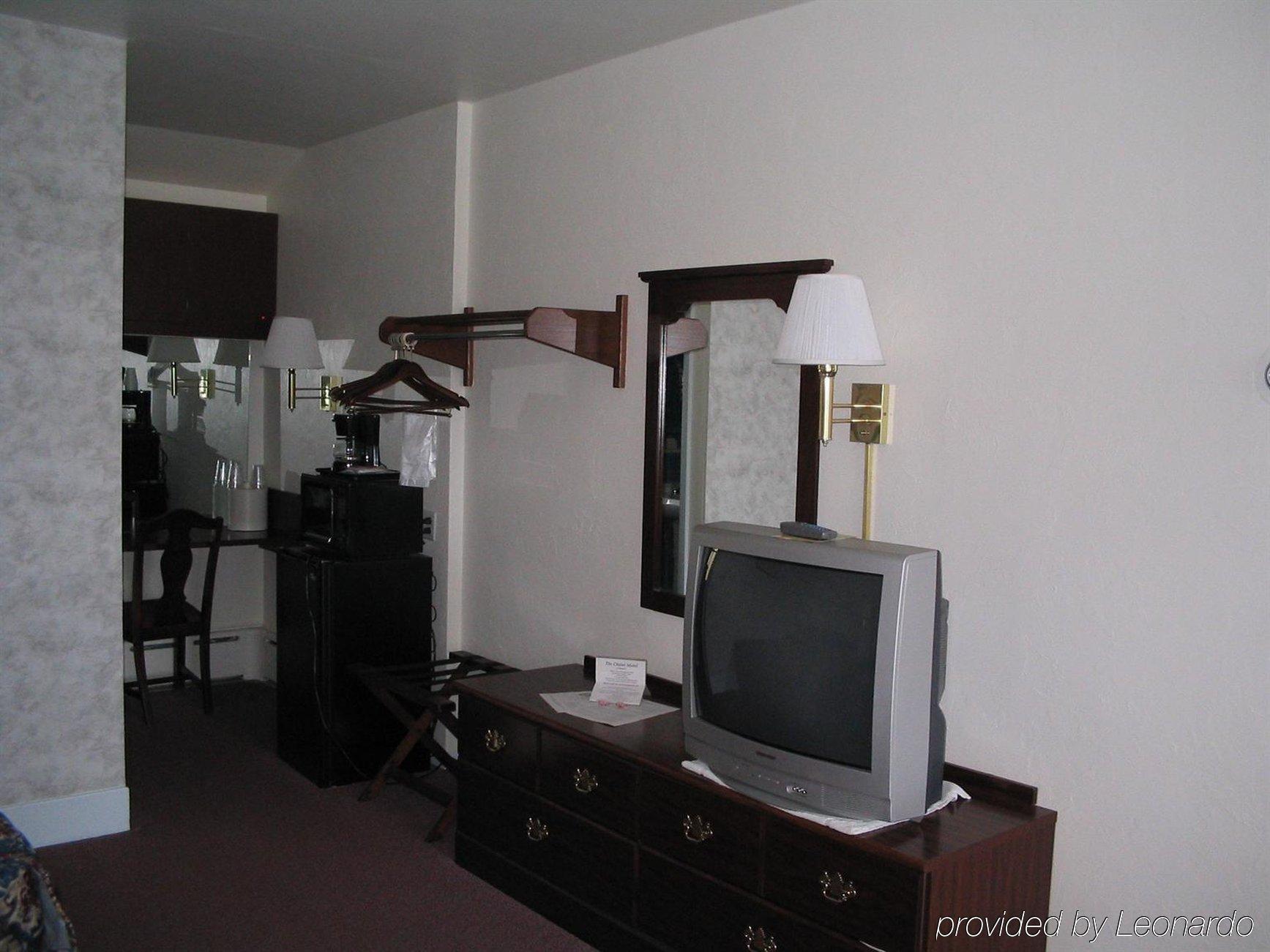 The Chalet Motel Mequon Exteriör bild