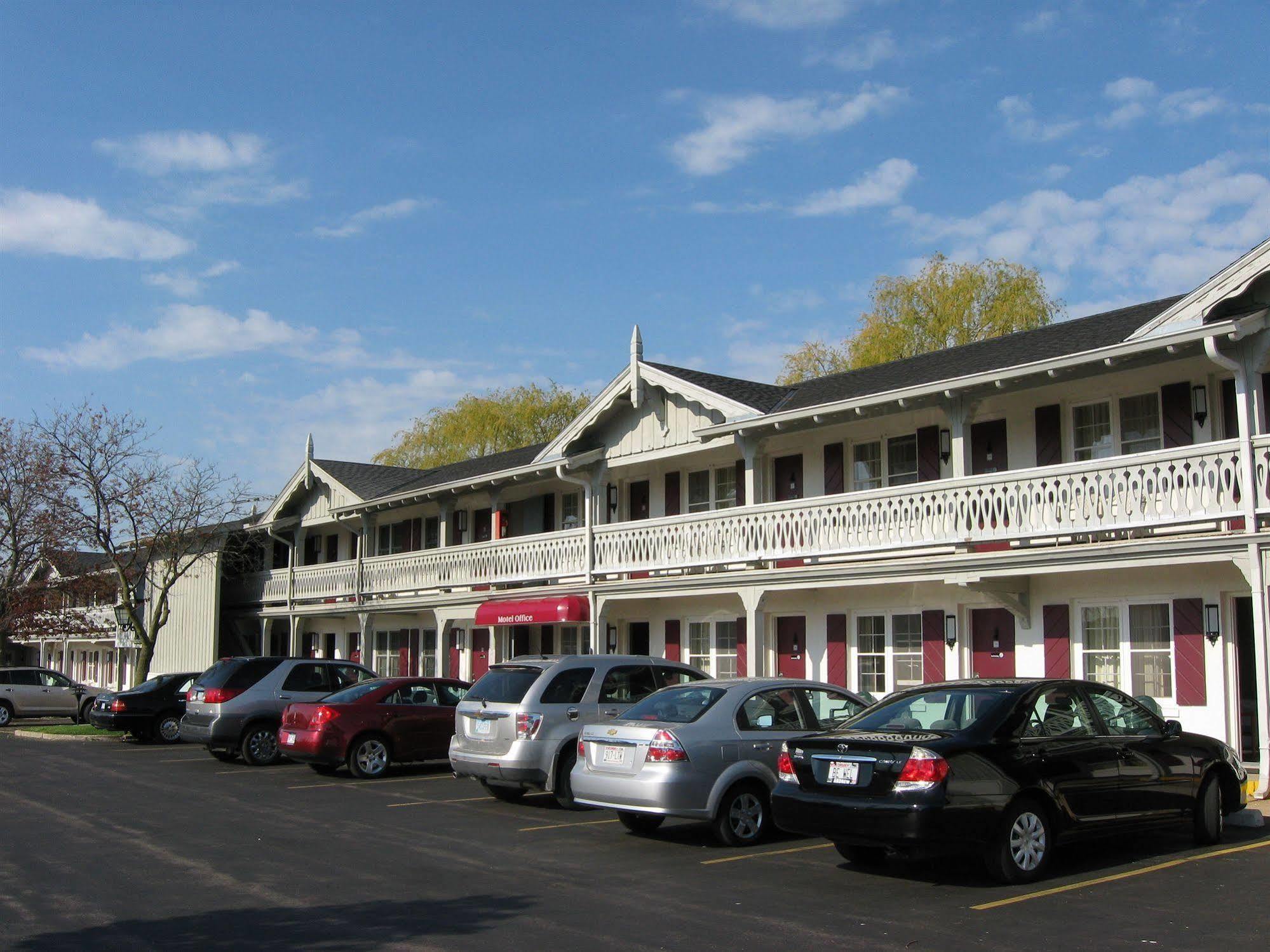 The Chalet Motel Mequon Exteriör bild